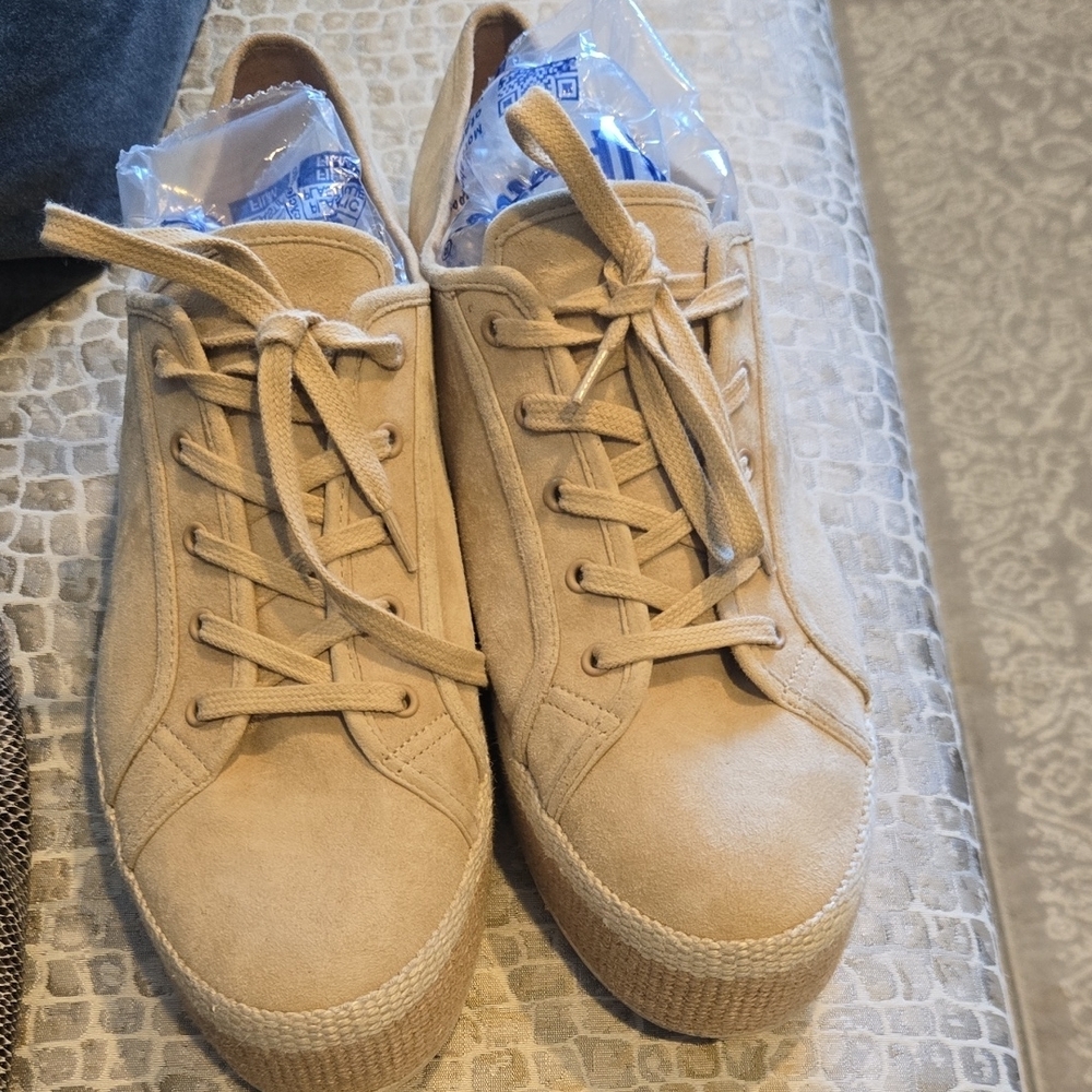 Tan Low-Top Sneakers with Suede Finish and Rubber Sole